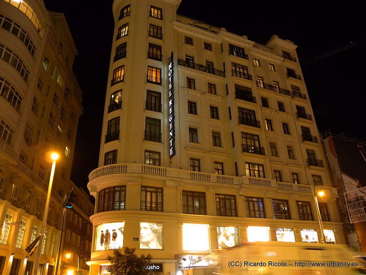 Gran Via'da Regente otelinin gece cephesi