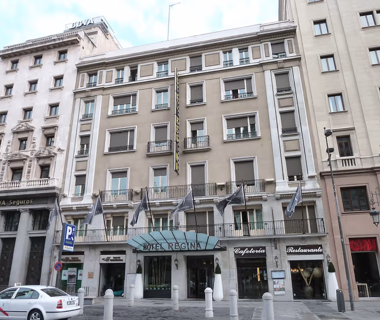 Bir şehir caddesinde Regina otelinin cephesi