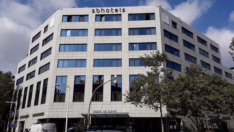 Tabelalı SB Icaria Barcelona oteli cephesi