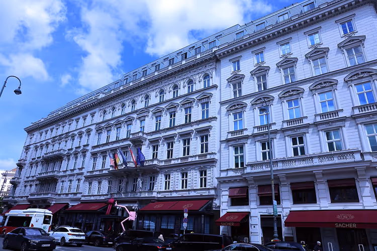 Den hvite bygningen til Hotel Sacher med røde markiser