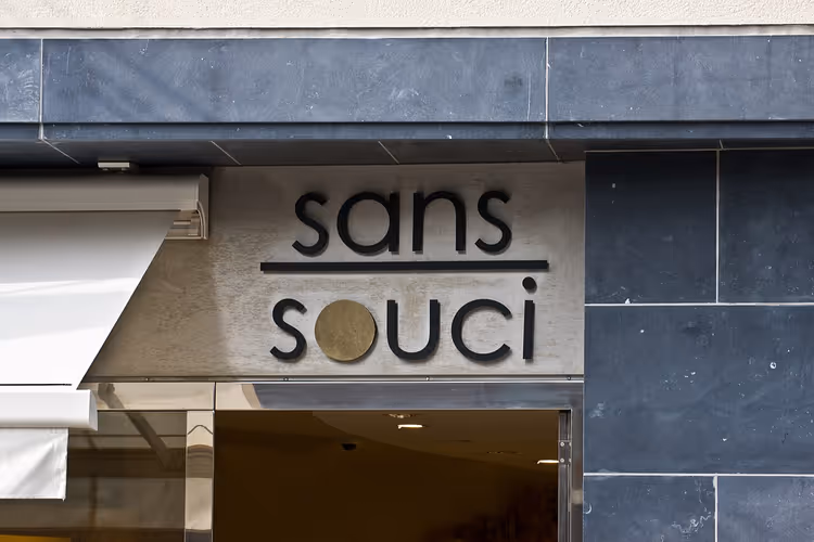 sans souci-skiltet på hotellfasaden