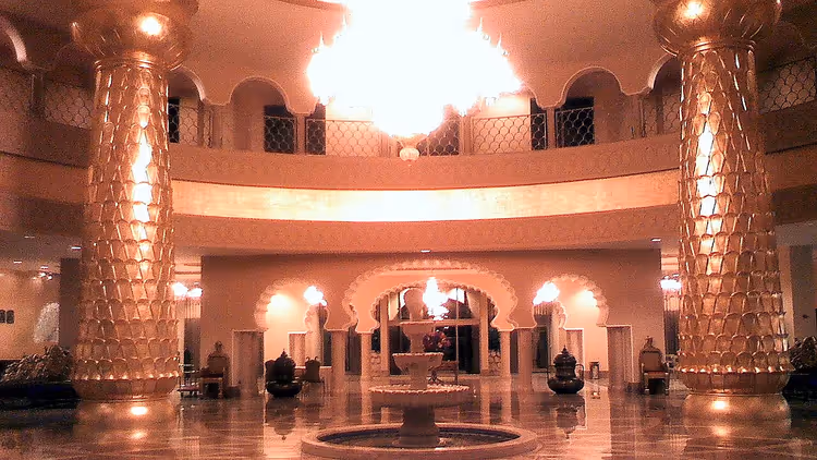 Gullkolonner og fontene i lobbyen på Spice hotel