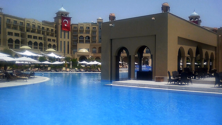 المسبح ومباني الفندق ذات الأبراج