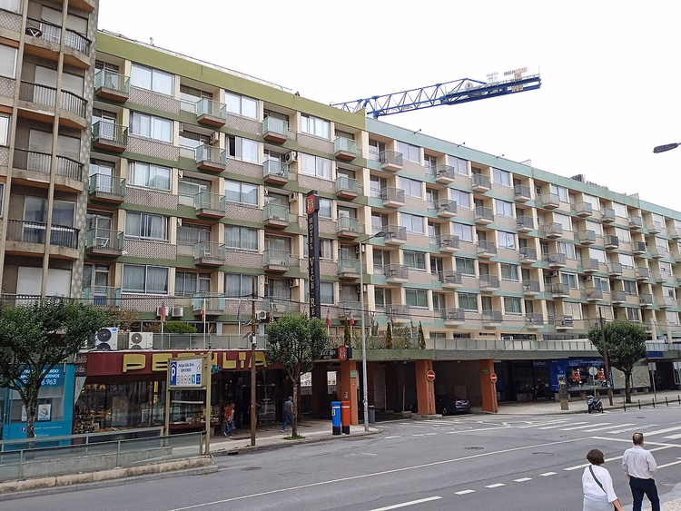 Bygate i Porto med boligblokker