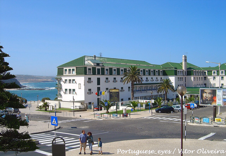 Wit hotel aan de oceaan in Ericeira