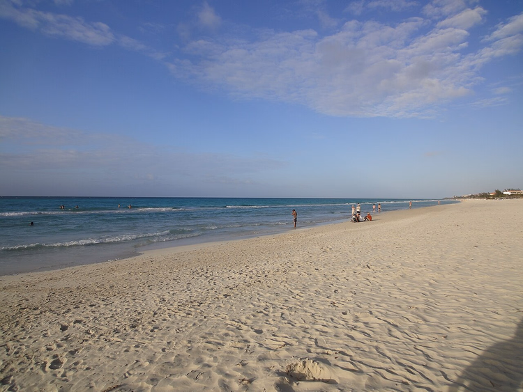 Hvit sand på Varadero-stranden og turkisblått hav