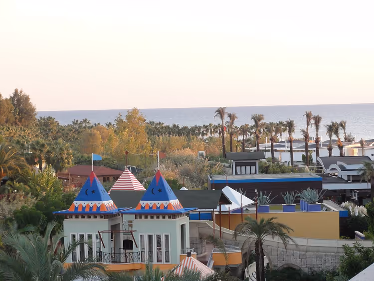Hoteldächer und Palmen in Evrenseki am Meer