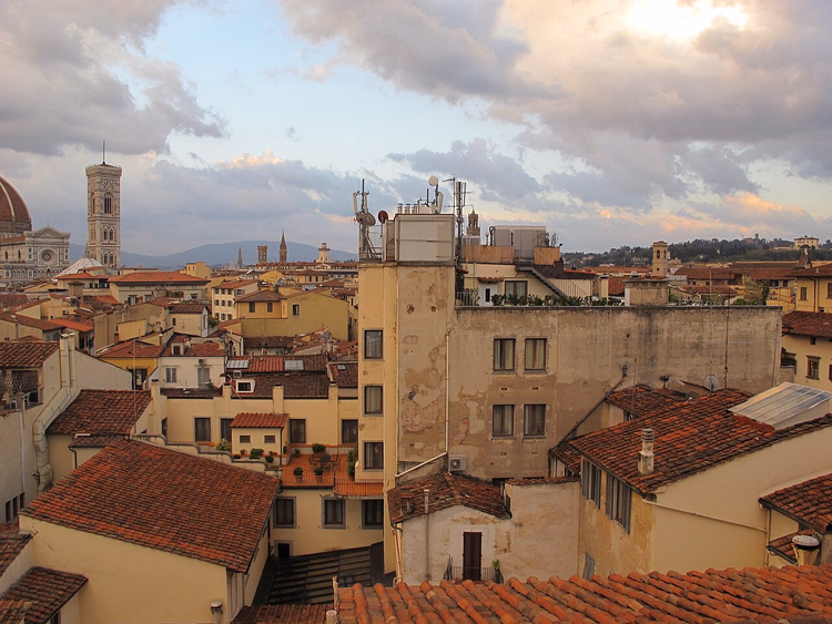Dächer des historischen Zentrums von Florenz mit der Domkuppel