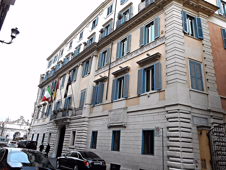Fassade des Rocco Forte Hotel De Russie in Rom
