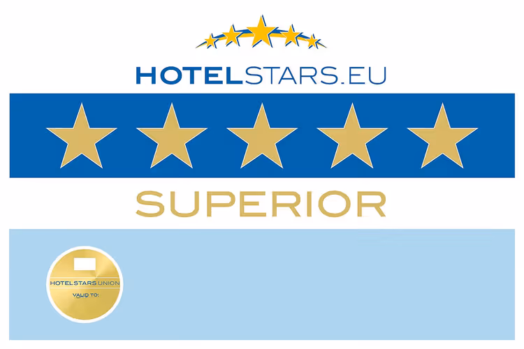 Hotelstars Union-skilt med fem stjerner og ordet Superior