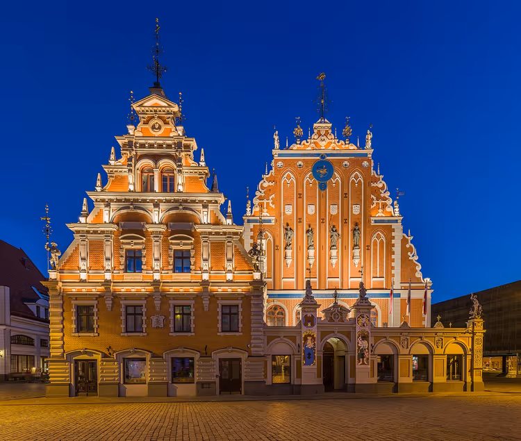 Svarthodenes hus i Riga opplyst om natten