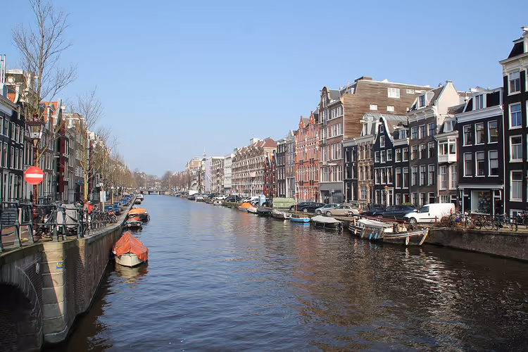 Amsterdam'da evler ve teknelerle kanal
