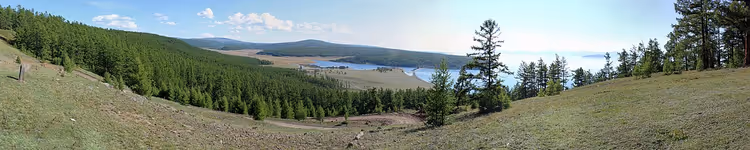 Panorama av Khovsgol-sjøen blant skogkledde åser