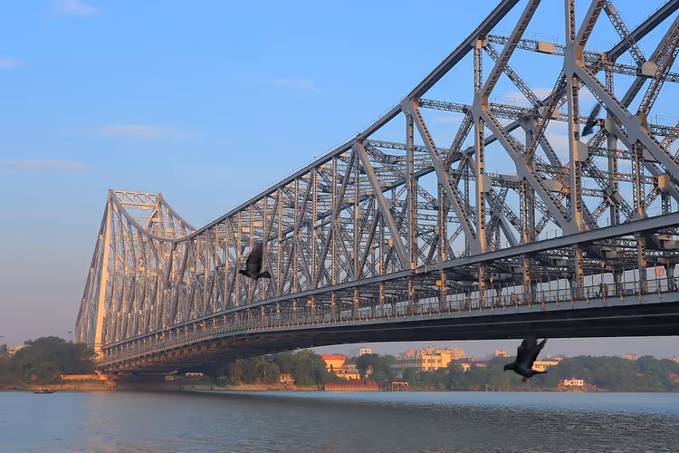 Stalen Howrah-brug over de rivier met vogels