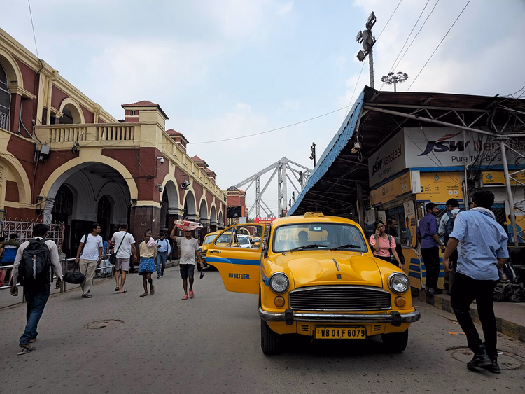 Arcades van Howrah Station en een gele taxi