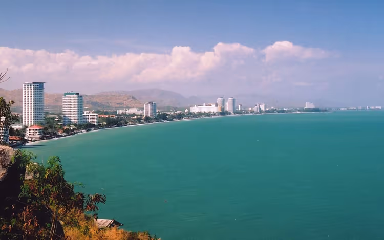 Hua Hin panoraması: oteller, plaj ve deniz