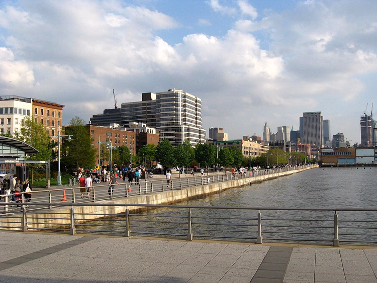 West Village'da yürüyen insanlarla Hudson Nehri kıyı yolu