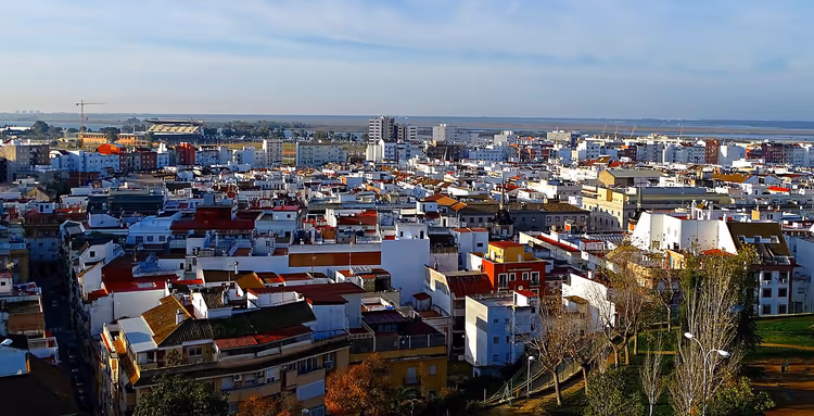 Beyaz evler ve kırmızı çatılarla Huelva panoraması
