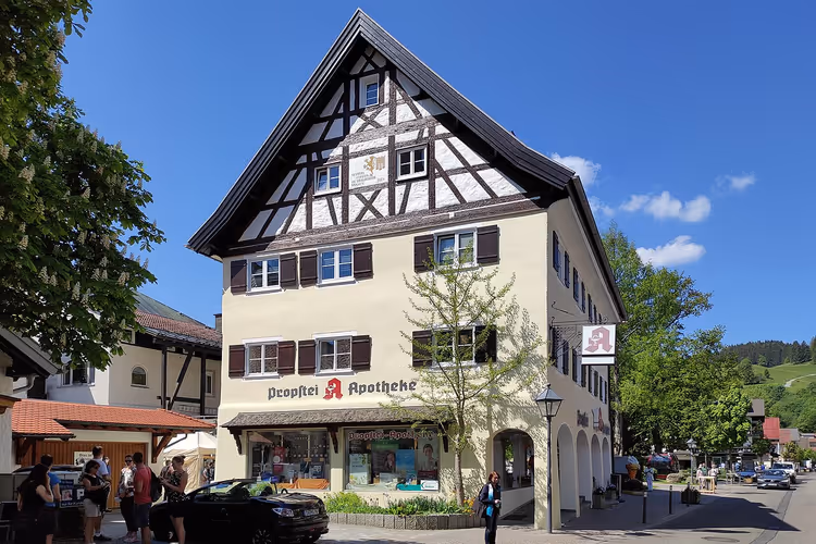 Straße mit einer Apotheke in Oberstaufen, Bayern