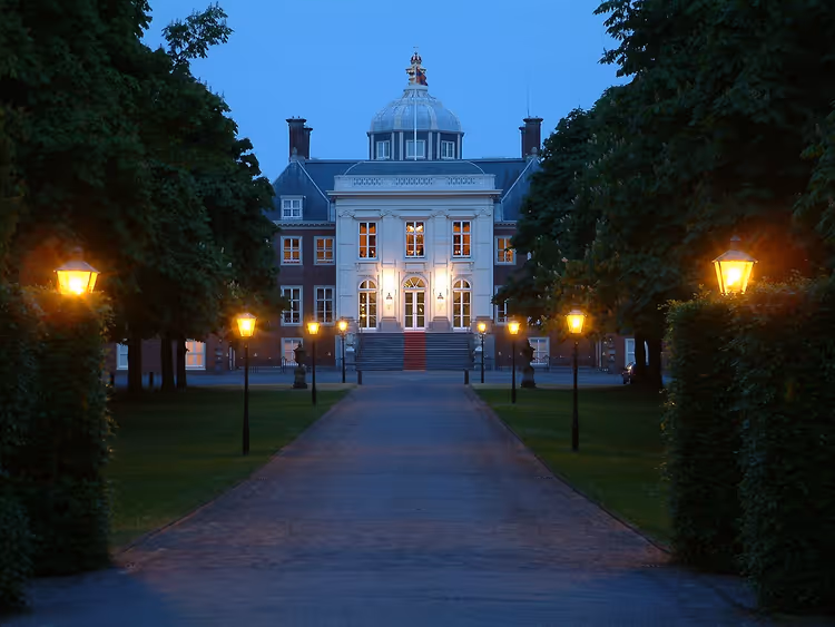 Huis ten Bosch-palasset om kvelden med allé og lykter