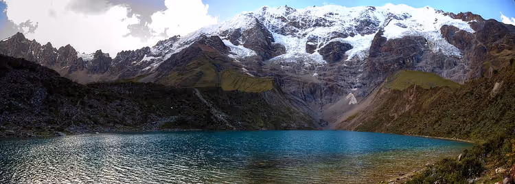 Turquoise meer bij een met sneeuw bedekte berg in de Andes