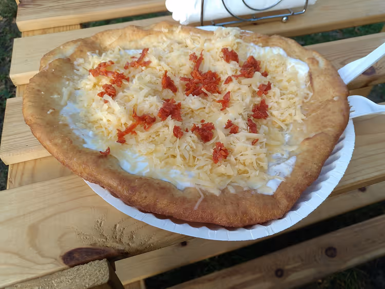Lángos frito com queijo e natas