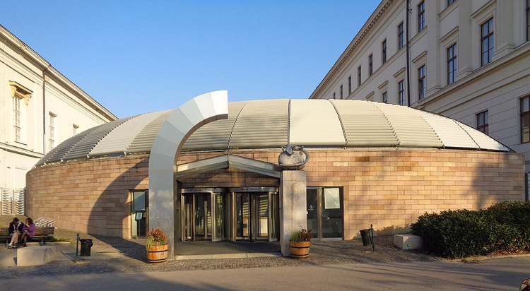 Ronde ingang van het Hongaars Natuurhistorisch Museum in Boedapest
