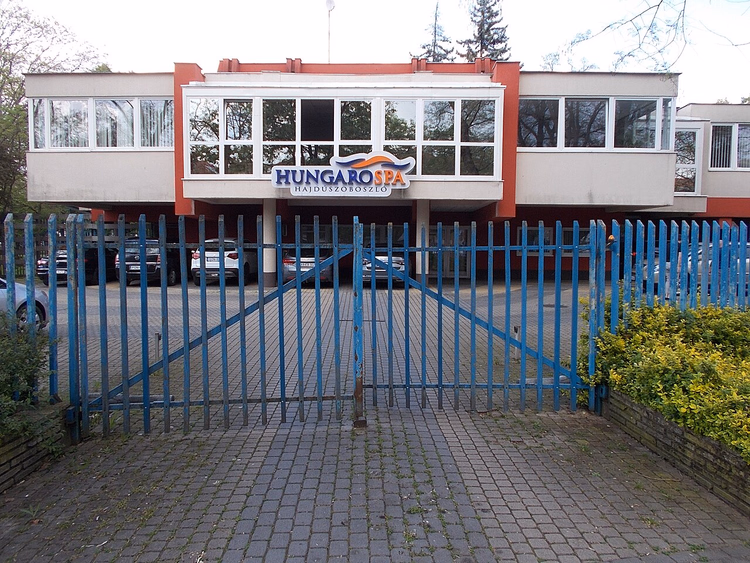 Gebouw van Hungarospa met bord achter blauwe poorten