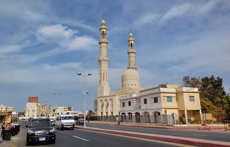شارع في الغردقة مع مسجد ومآذن