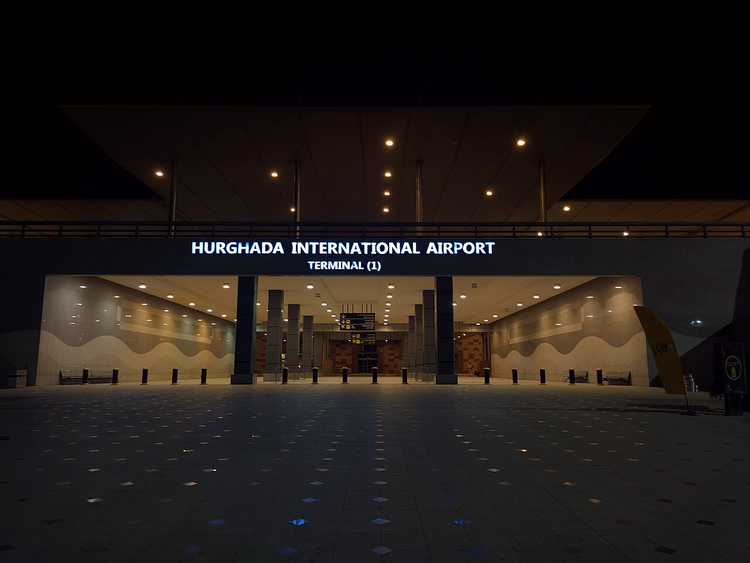 Ingresso al Terminal 1 dell'aeroporto di Hurghada di notte