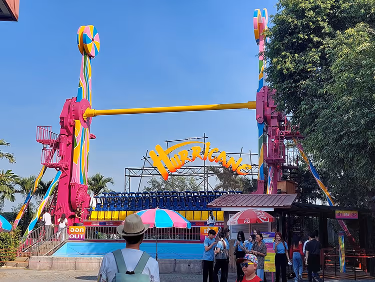 Hurricane-attractie met fel verlicht bord in het park