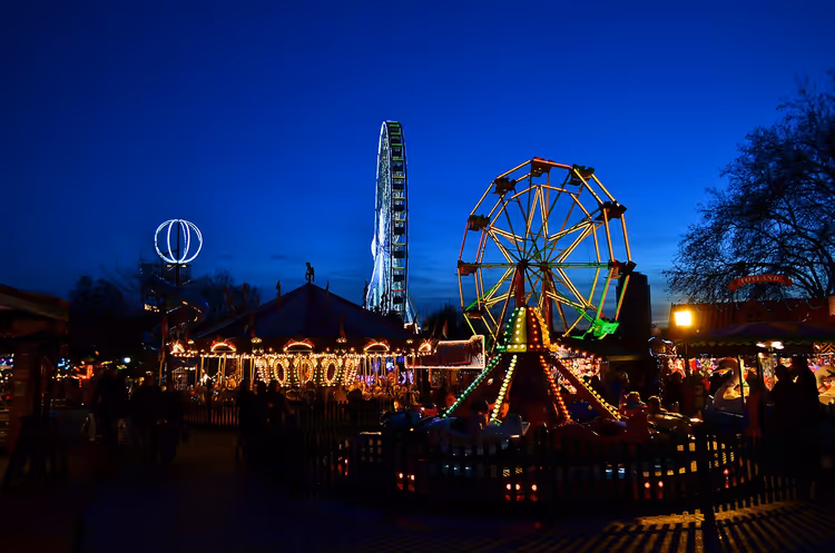 Nachtmarkt mit Riesenrad und Lichtern