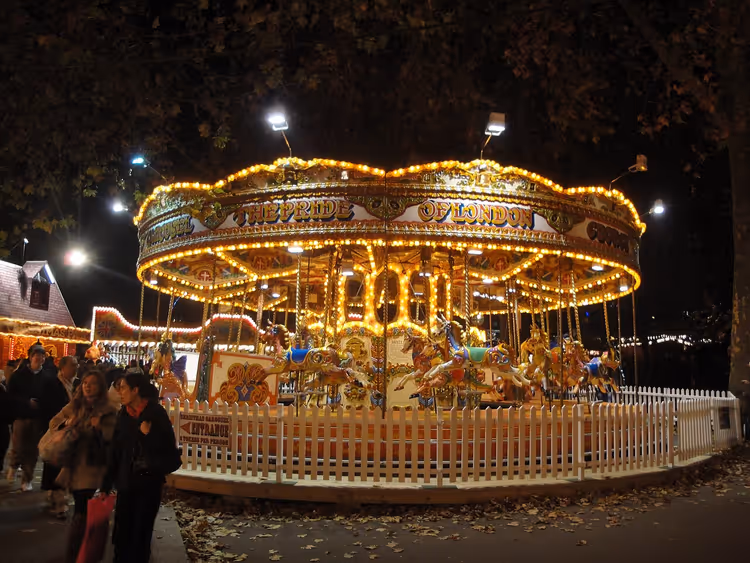 Beleuchtetes Nachtkarussell auf einem Winterfest im Park