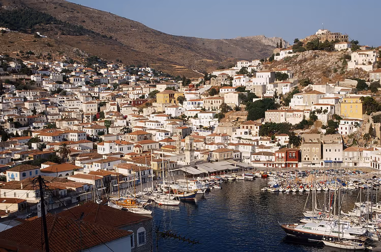 Hydra-stad met haven en boten op de helling