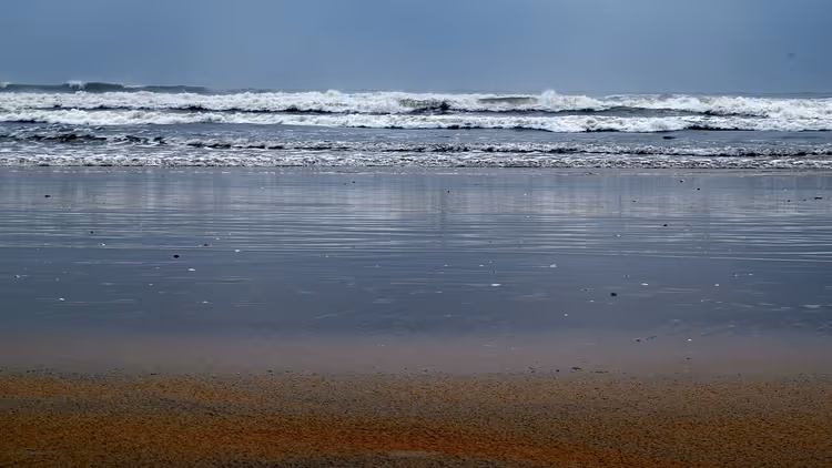 Branding op een leeg zandstrand op een bewolkte dag