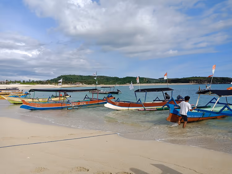 Traditionele boten op een tropisch strand in Lombok
