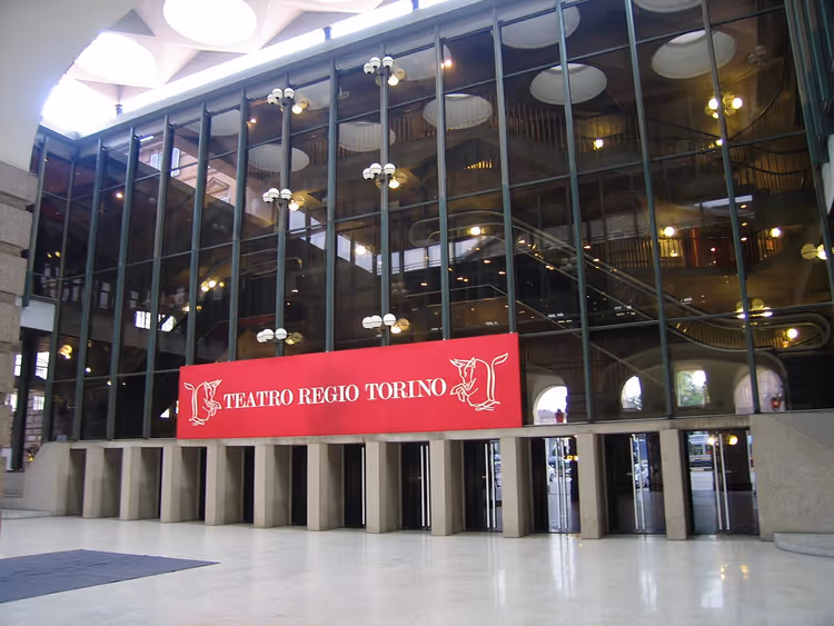 Glassfasaden til Teatro Regio i Torino med banner