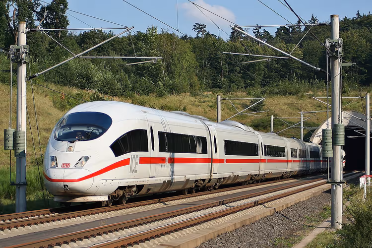 ICE auf der Fahrt über die Gleise Richtung Tunnel