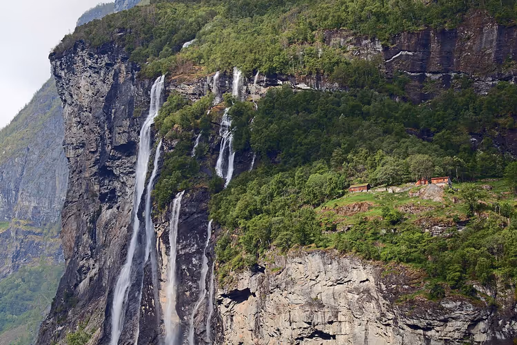 Fosser og Knivsflå gård på en fjellhylle i Geirangerfjorden