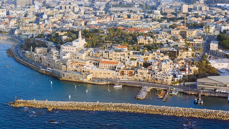 Uferpromenade von Tel Aviv und die Skyline von Jaffa