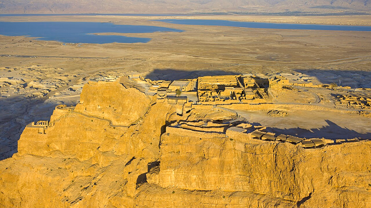 Festung Masada aus der Luft, in der Ferne das Tote Meer