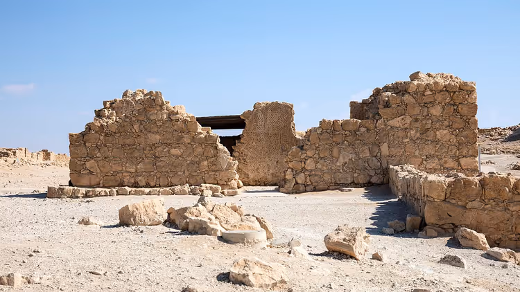Ruinen der Steinmauern der Festung Masada in der Wüste