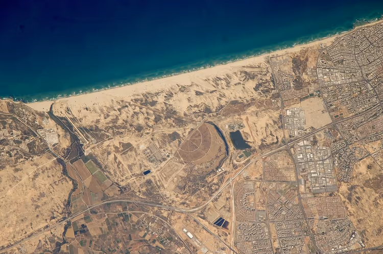 Israels Mittelmeerküste mit Straßen aus dem Weltraum gesehen