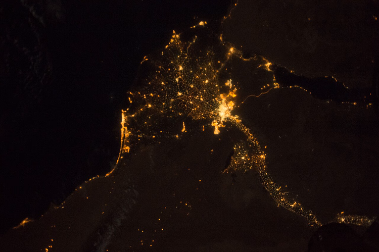 Il Delta del Nilo e le luci del Cairo di notte dallo spazio