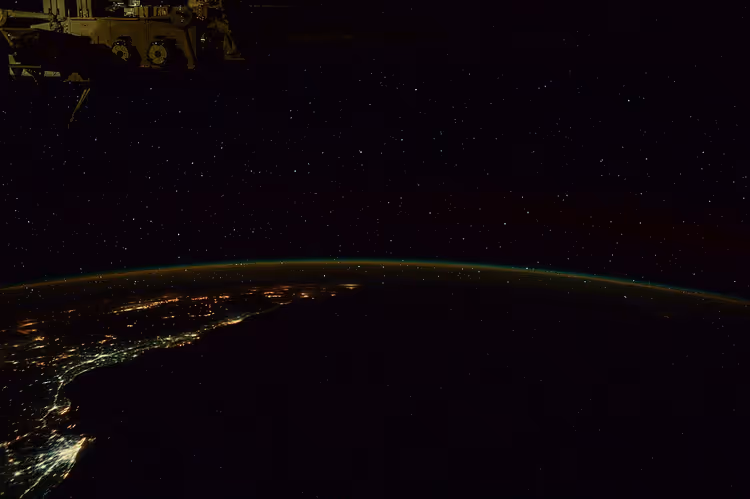 Die Erde bei Nacht aus dem All mit den Lichtern der Städte