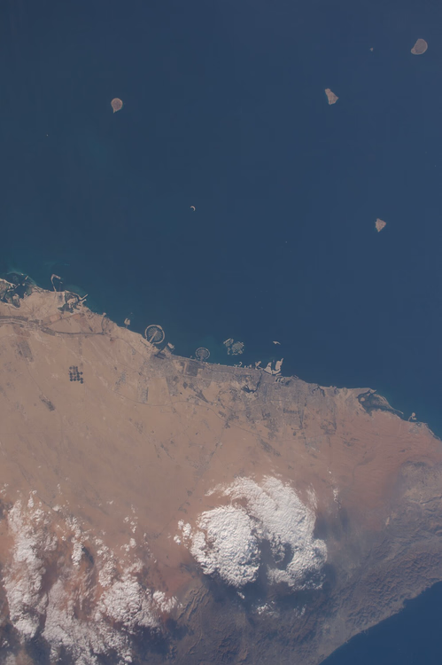Kustlijn van de VAE met de Palm Eilanden van Dubai vanuit de ruimte
