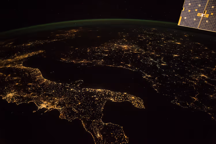 Nachtansicht von Italien und dem Mittelmeer aus dem Weltraum