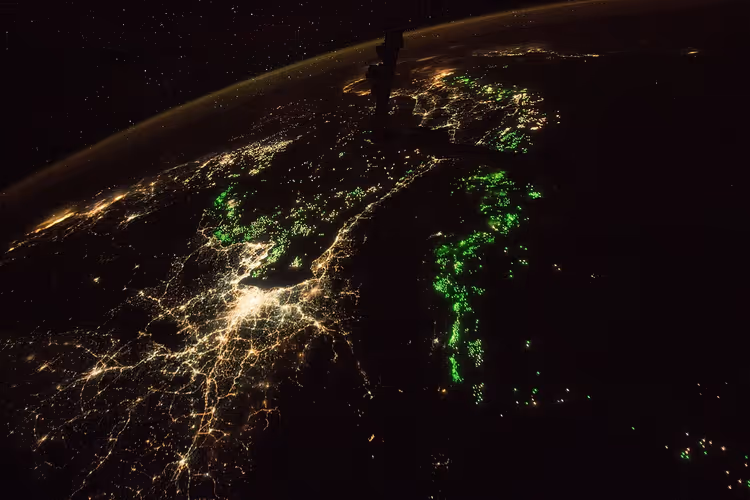 Nachtansicht Thailands aus dem Orbit mit Lichterglanz der Städte