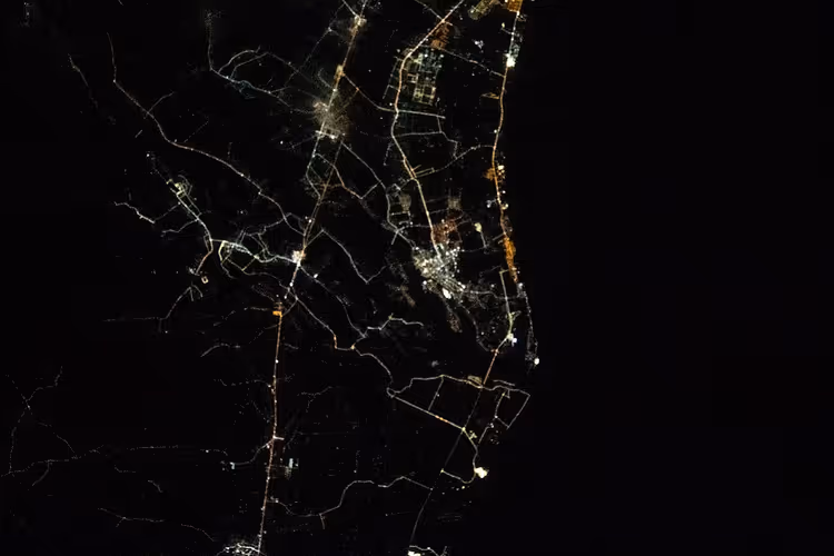 Nachtlichter vietnamesischer Küstenstädte aus dem All