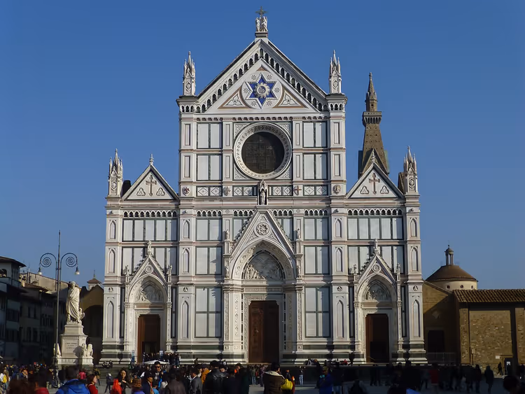 Fasaden til Basilica di Santa Croce i Firenze med en folkemengde